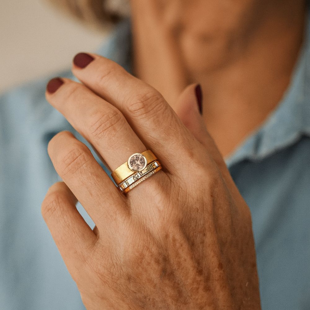 Elegant Inlaid Crystal Gold Ring
