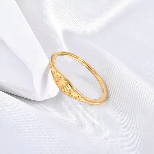 Vintage Small Zirconia Gold Ring